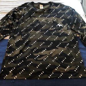 Women’s NWOT Pink Victoria secret tee shirt